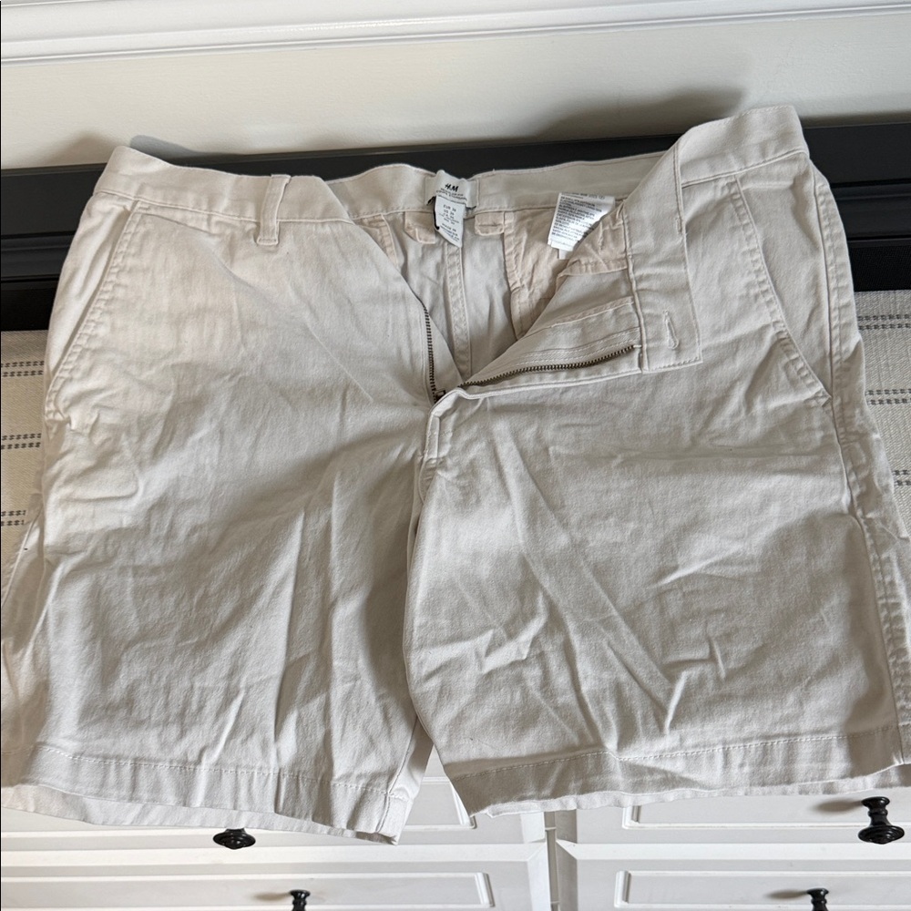 H&M Men's Light Cream Flat-Front Shorts